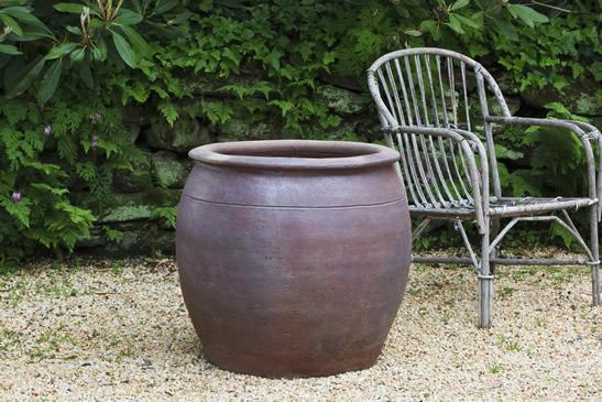 black clay plant pot Campania Mai Planter